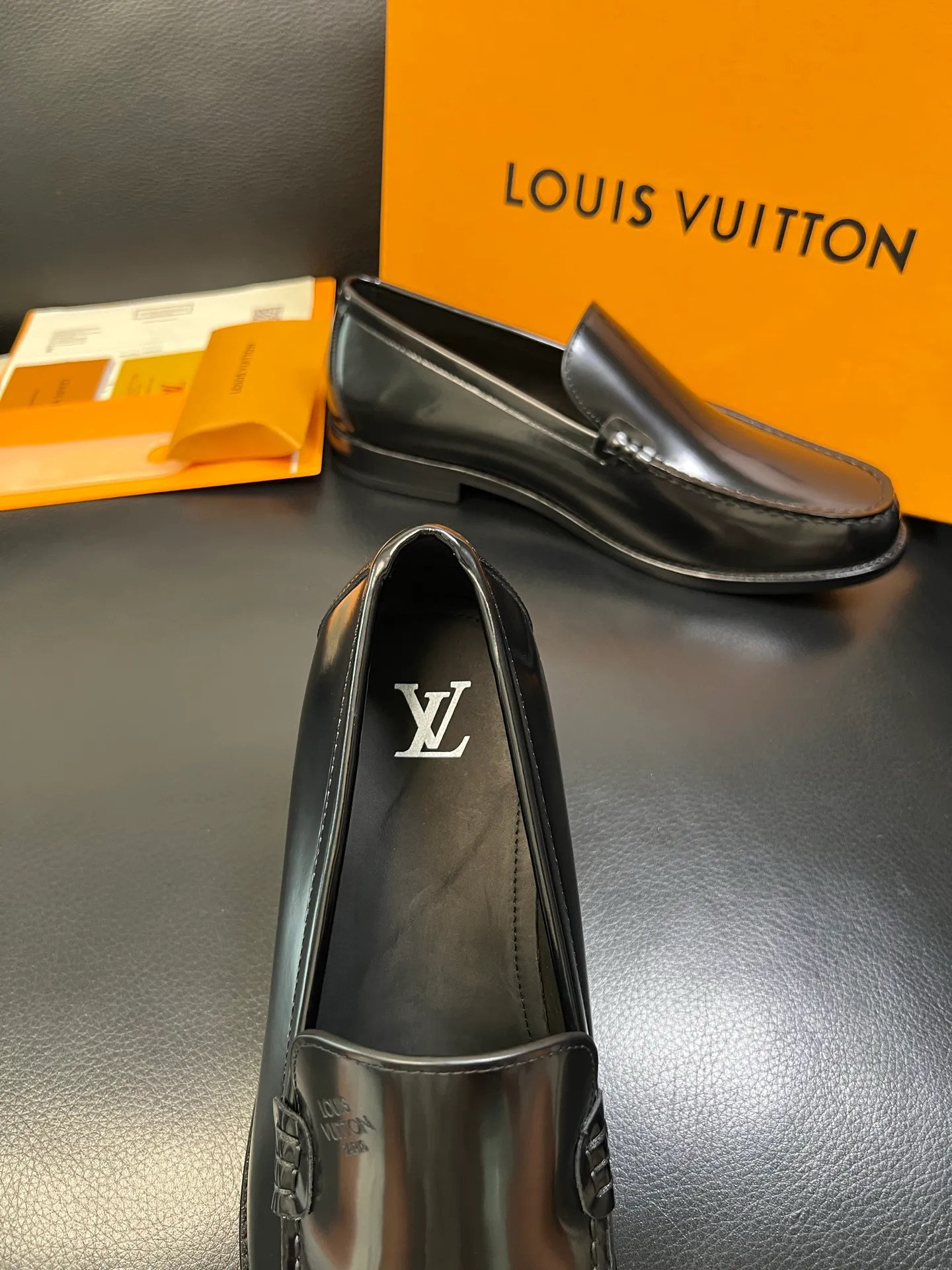 Men's shoes 💰920 Lv high quality top crafts Louis Vuitton leather shoes counter synchronized with original factory configuration, uppers imported from Italy, imported water-dyed cowhide lining, soles: original genuine leather soles specially provided by the original factory, original factory and single goods, welcome to compare, code number 39-44 (customized 38 45 46)